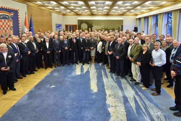 Predsjednica Republike dodijelila odlikovanja darivateljima krvi